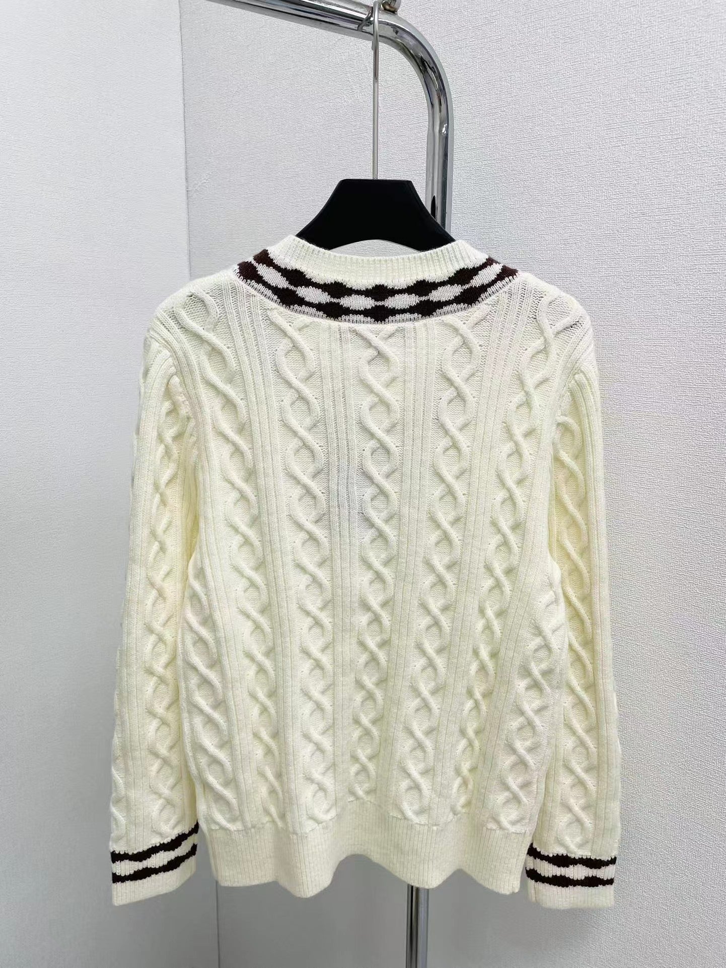 New knitted long sleeve top