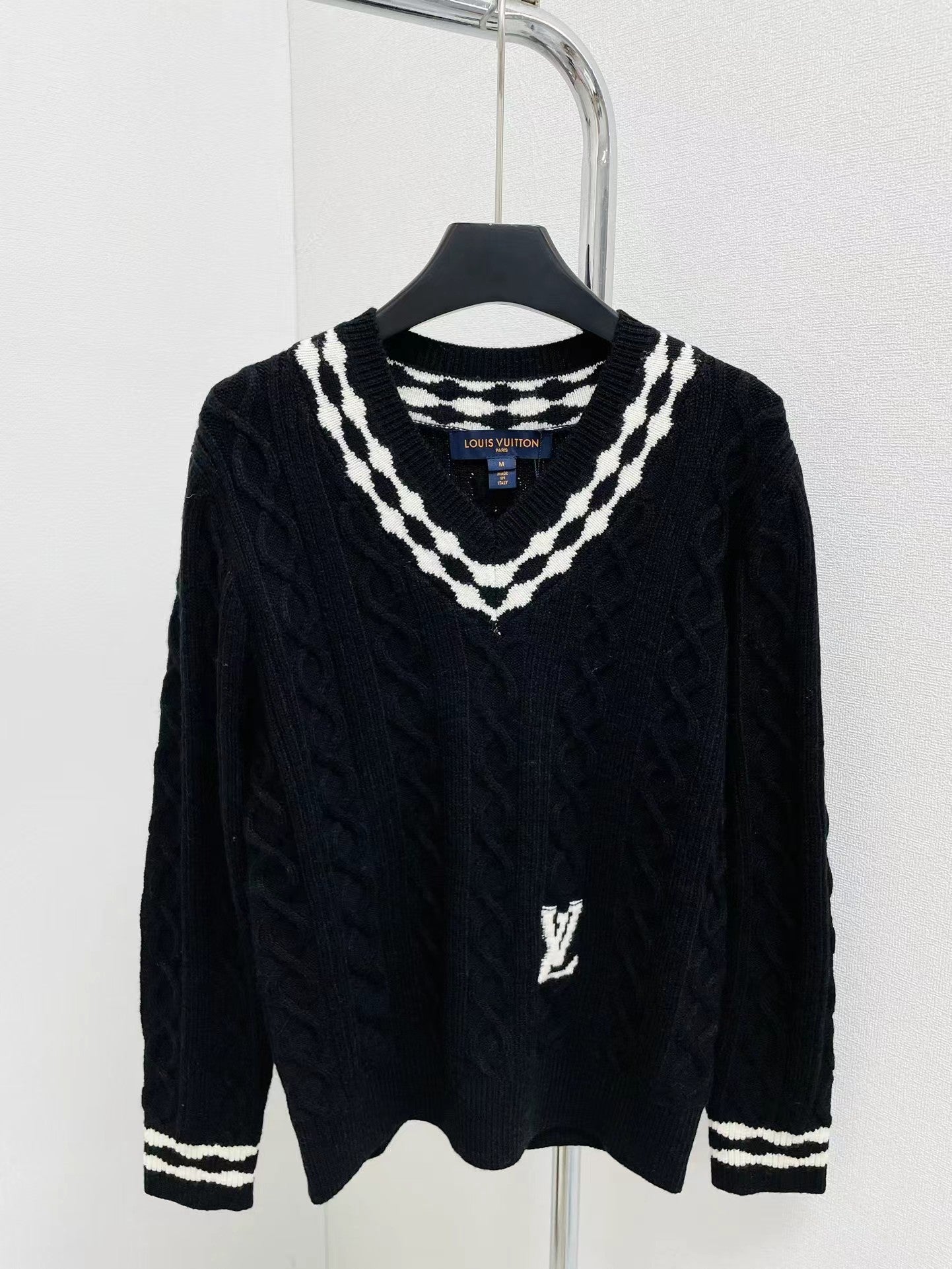 New knitted long sleeve top