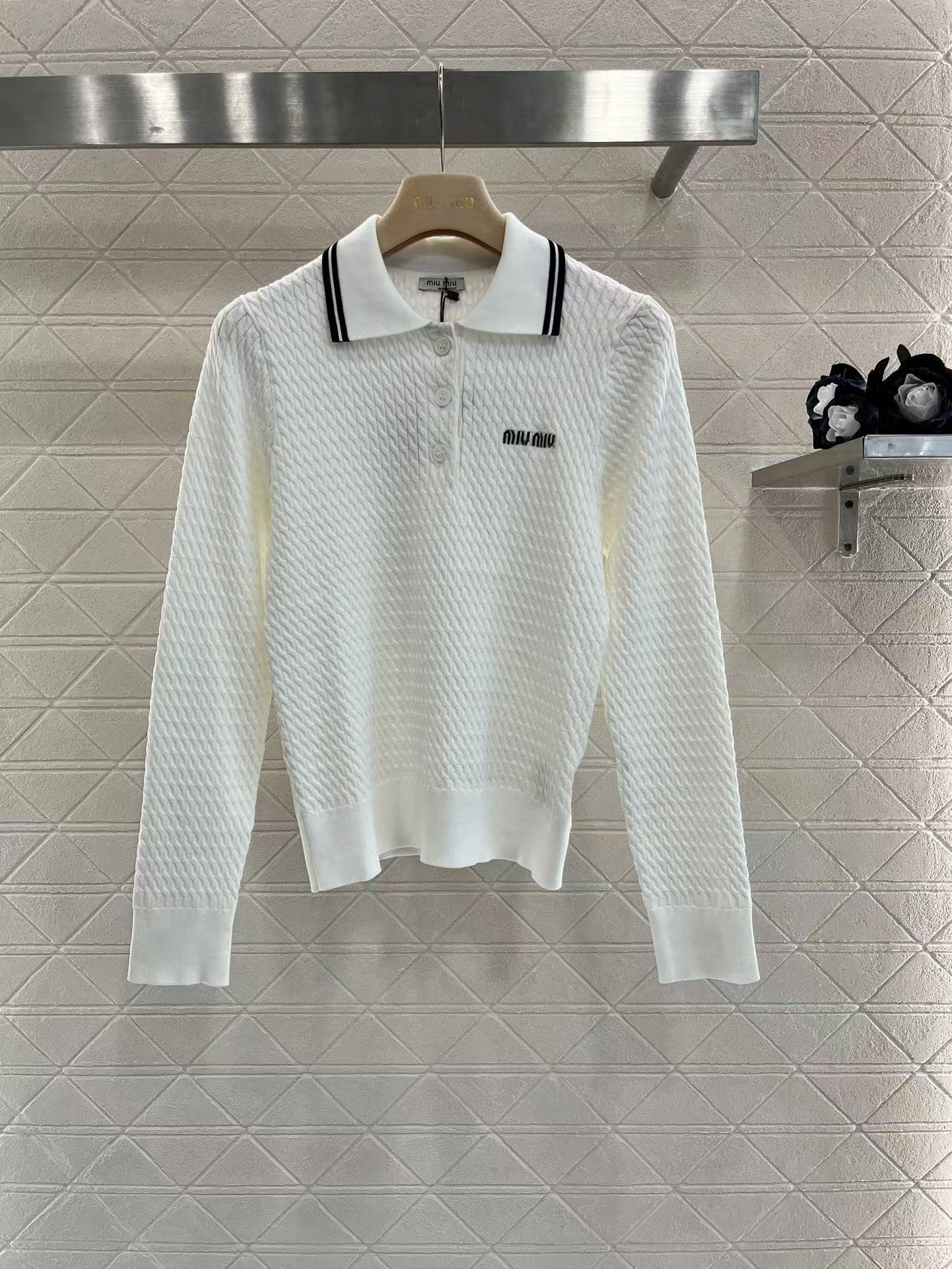 New knitted long sleeve top