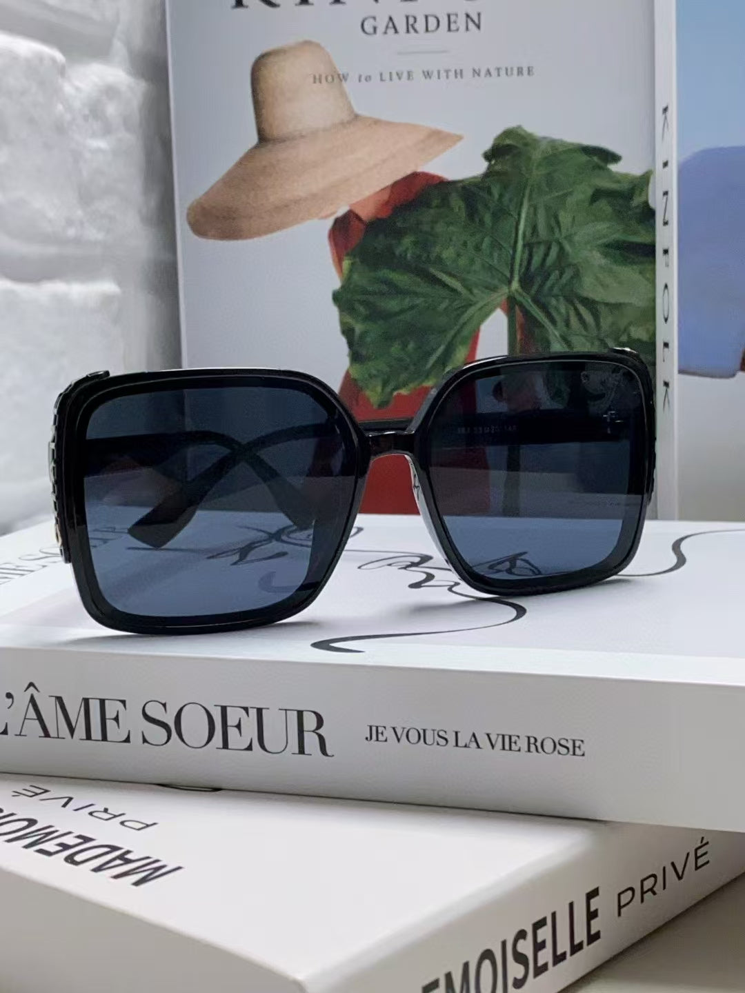 High-end fashion, must-have sunglasses for driving and traveling